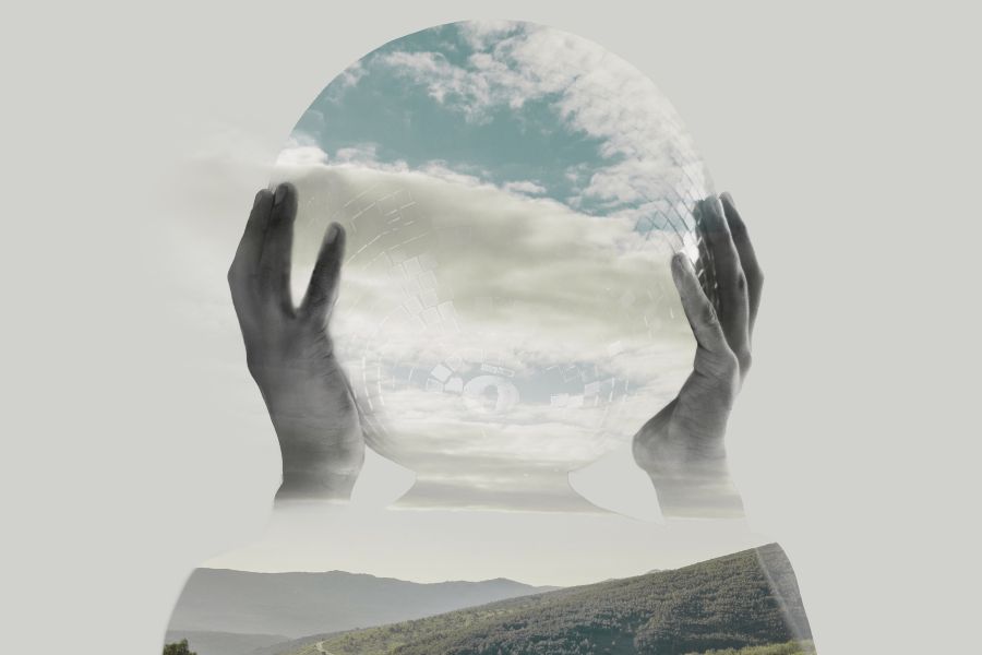 Silueta de persona sosteniendo una esfera que refleja el cielo, simbolizando el autodescubrimiento.