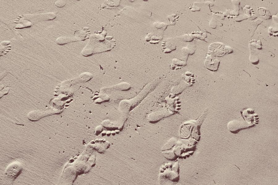 Pisadas en la arena simbolizando la Interacción Social y Empatía